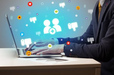 Ekrandan yeni arkadaşlık simgeleriyle sosyal medyada el sörfü, ağ kurma kavramı