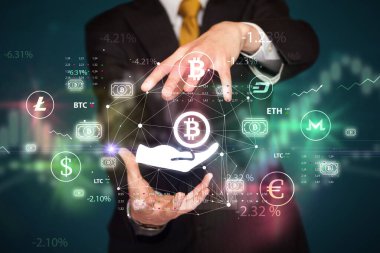 İş adamı elinde Bitcoin sembolü ve yatırım konsepti veriyor