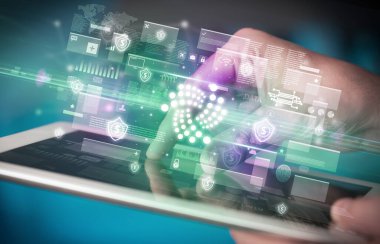 Tablet kullanan bir elin yakın plan resmi, tabletten çıkan iota simgeleri, dijital para birimi konsepti