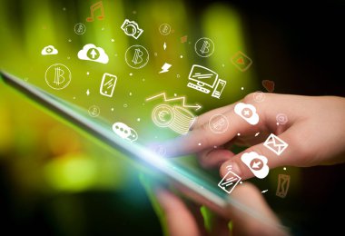 Avro para birimi simgelerini elle çizilmiş bir dokunmatik ekran, dijital dönem kavramı