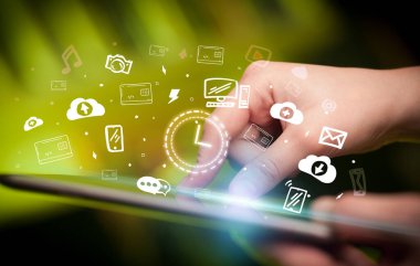 Elle çizilmiş bir dokunmatik ekrana yakın çekim simgeler, dijital dönem kavramıdır