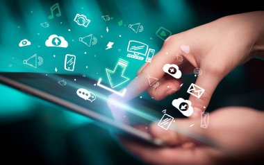 Elle çizilmiş simgeleri, dijital dönem kavramını içeren dokunmatik ekranın yakın plan görüntüsü