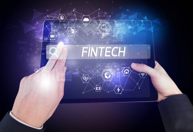 Bir tabletin yakın plan araması FINTECH yazıtları, yüksek teknoloji bilgisayar kavramı