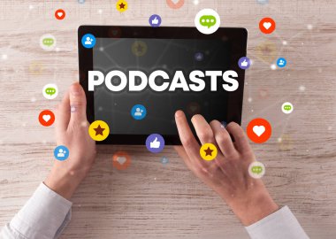 PODCASTS yazıtları, sosyal ağ konsepti ile dokunmatik ekranın yakın plan görüntüsü