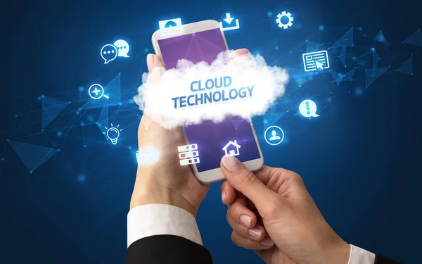 Smartphone Mano Femenina Con Inscripción Cloud Technology Concepto Tecnología Nube —  Fotos de Stock
