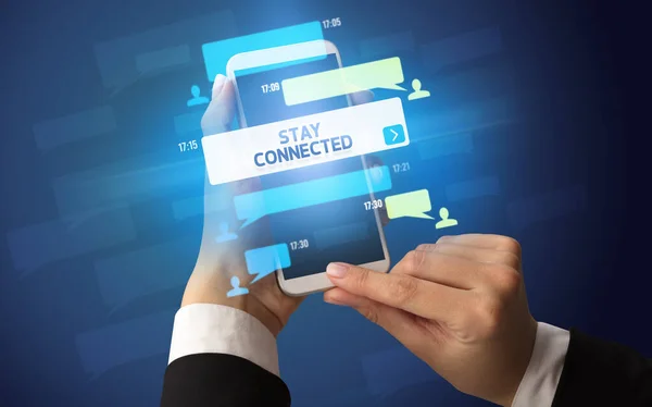 스테이 커넥티드 네트워킹 컨셉으로 스마트폰에 타이핑 — 스톡 사진