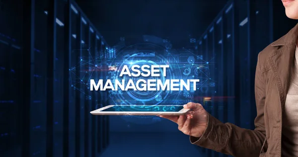 Jonge Ondernemer Werkzaam Tablet Toont Inscriptie Asset Management Business Concept — Stockfoto