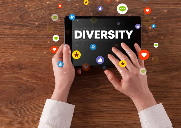 Крупный План Сенсорного Экрана Надписью Diversity Концепция Социальных Сетей — стоковое фото