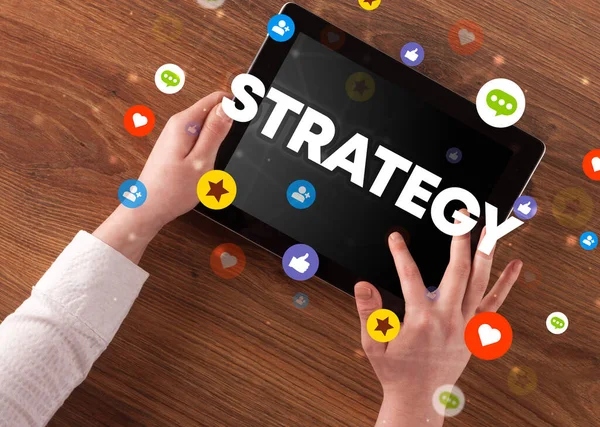 Close Van Een Touchscreen Met Strategy Inscriptie Social Networking Concept — Stockfoto