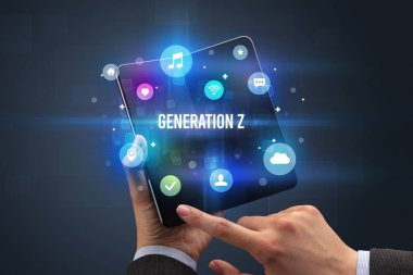Katlanabilir bir akıllı telefonu olan işadamı Z GENERATION yazıtlı, sosyal medya kavramına sahip