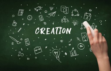 Tahtaya beyaz tebeşirle el çizimi yazması, eğitim kavramı