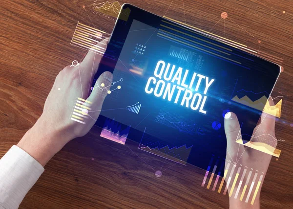 Close Mãos Segurando Tablet Com Inscrição Controle Qualidade Conceito Negócio — Fotografia de Stock
