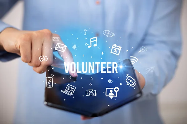 Empresario Sosteniendo Smartphone Plegable Con Inscripción Volunteer Concepto Redes Sociales — Foto de Stock