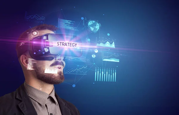 Podnikatel Prohlíží Brýle Virtual Reality Nápisem Strategie Nový Podnikatelský Koncept — Stock fotografie