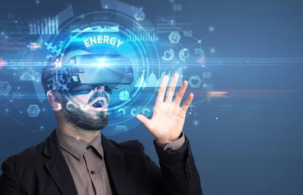 エネルギーの碑文 革新的な技術の概念を持つ仮想現実の眼鏡を見てビジネスマン — ストック写真