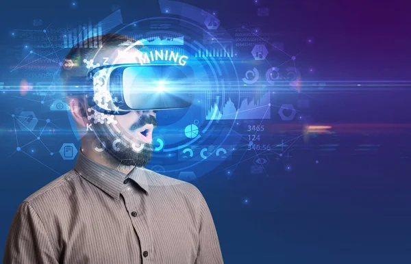 Affärsman Tittar Igenom Virtual Reality Glasögon Med Mining Inskription Innovativ — Stockfoto