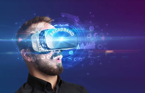 Podnikatel Prohlíží Brýle Virtual Reality Nápisem Broadband Inovativní Koncept Technologie — Stock fotografie