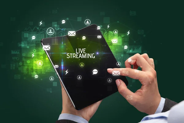 Empresario Sosteniendo Smartphone Plegable Con Inscripción Live Streaming Concepto Redes — Foto de Stock