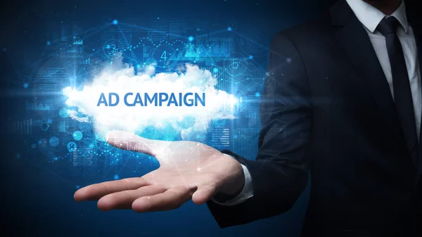 手握Ad Campaign题词的商人 成功的商业理念 — 图库照片