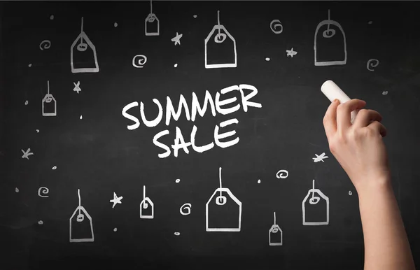 Ręcznie Rysowany Napis Summer Sale Białą Kredą Tablicy Koncepcja Zakupów — Zdjęcie stockowe