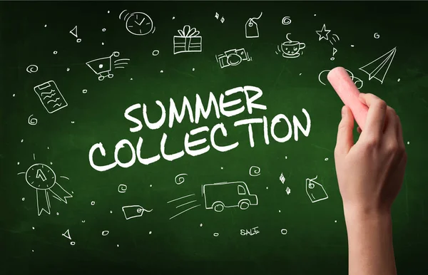 手描きブラックボード上の白いチョークで夏のコレクションの碑文 オンラインショッピングコンセプト — ストック写真