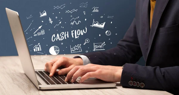 Empresario Que Trabaja Ordenador Portátil Con Inscripción Cash Flow Concepto —  Fotos de Stock