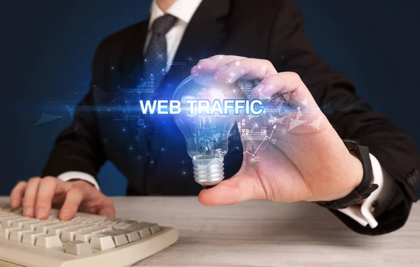 Biznesmen Trzymający Żarówkę Napisem Web Traffic Innowacyjna Koncepcja Technologii — Zdjęcie stockowe