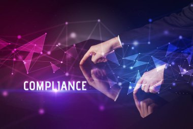 İş adamı büyük ekrana COMPLIANCE yazısıyla dokunuyor, modern teknoloji iş konsepti