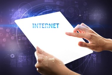 El işi fütüristik tablet. İnternette yazılı. Yeni teknoloji kavramı.