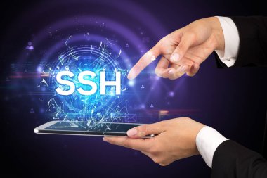 SSH kısaltması olan dokunmatik ekrana yakın çekim, modern teknoloji kavramı