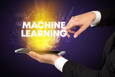 Bir dokunmatik ekran yakın çekim MACHINE öğrenme yazıt, yenilikçi teknoloji konsepti