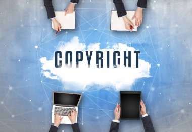 Bir grup insan COPYright içgüdü, web güvenlik konseptiyle toplantı yapıyor