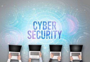 Bir dizüstü bilgisayarın önünde CYBER GÜVENLİK içgüdü, web güvenlik kavramı olan bir grup insan