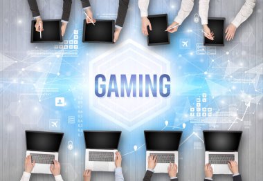 Bir Ofiste Çalışan Meşgul İnsanlar Grubu GAMING yazıtları, modern teknoloji konsepti
