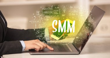 SMM kısaltması, modern teknoloji konsepti ile yeni modern bilgisayarlar üzerinde çalışıyoruz.