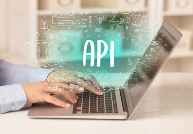 API kısaltması, modern teknoloji konsepti olan yeni modern bilgisayarlar üzerinde çalışıyoruz.