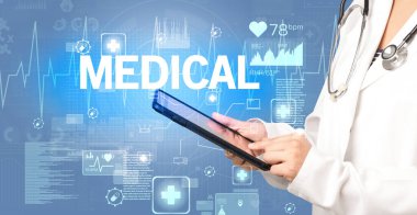 Genç doktor, tıbbi yazı ve sağlık konsepti içeren notlar yazıyor.