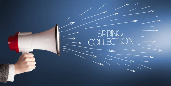 Ung Flicka Skriker Till Megafon Med Spring Collection Inskription Shopping — Stockfoto