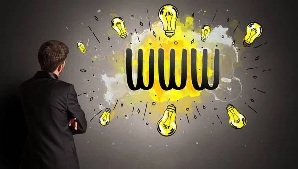 Wwwの略語でカラフルな電球を描くビジネスマン 新しい技術のアイデアの概念 — ストック写真