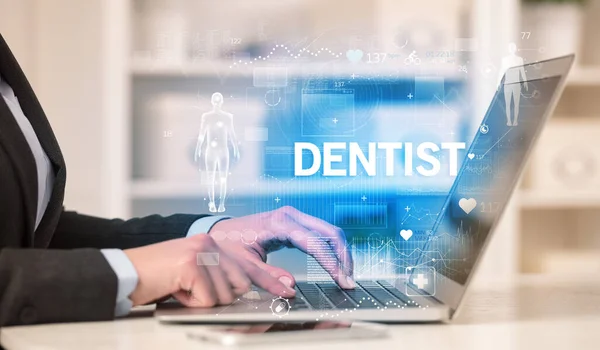 Médico Haciendo Chequeo Salud Con Inscripción Dentist Registrando Los Resultados — Foto de Stock