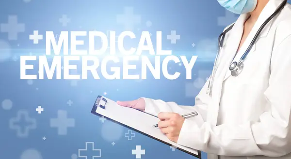 医師は医療緊急性の碑文でクリップボードにメモを書きます 応急処置の概念 — ストック写真