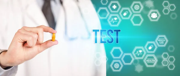 Közelkép Egy Orvosról Aki Test Felirattal Ellátott Tablettát Önnek Orvosi — Stock Fotó