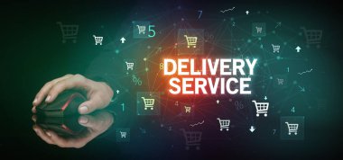 DELIVERY SERVICE yazıtları ve online alışveriş konseptiyle el ele tutuşmak