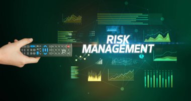 RISK MANAGEMENT yazıtları ve siber iş konseptiyle el ele tutuşmak