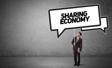 Genç iş adamı, günlük bekleme yolu tabelasında 