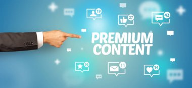 PreMIUM içeriğine işaret eden kırpılmış elin yakın çekimi, sosyal ağ konsepti
