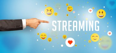 Kesilmiş ellerin yakın çekimi STREAMING yazıtına, sosyal medya kavramına işaret ediyor