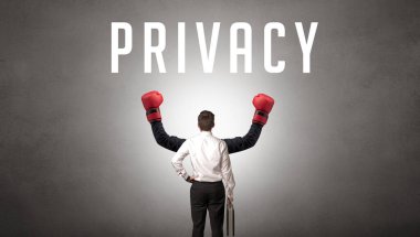 Özel yazıtlara ve siber güvenlik kavramına sahip bir işadamının arka görünüşü