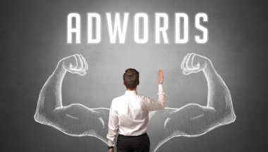 ADWORDS yazıtları ve güçlü iş konsepti olan bir iş adamının arka görünüşü