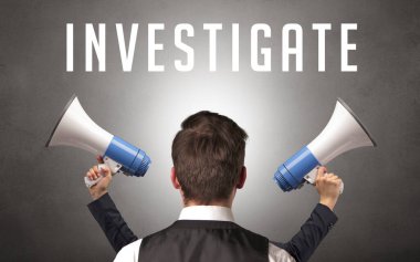 INVESTIGATE yazıtları ve siber güvenlik kavramına sahip bir işadamının arka görünüşü